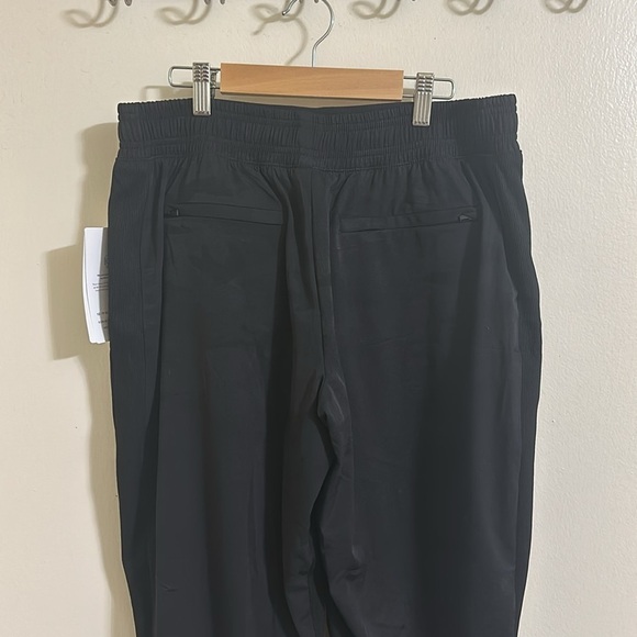 NWT Athleta Brooklyn Lined Black Camo Joggers 12P - Picture 6 of 6